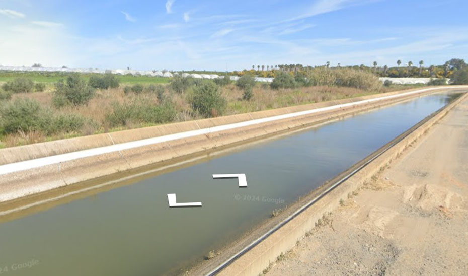 Canal donde ha caído el vehículo en Cartaya.